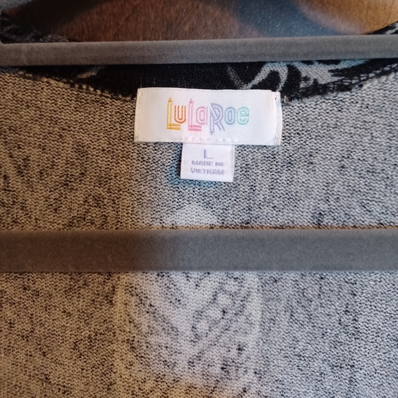 Lularoe Sarah feather print, gently used - Picture 2 of 4